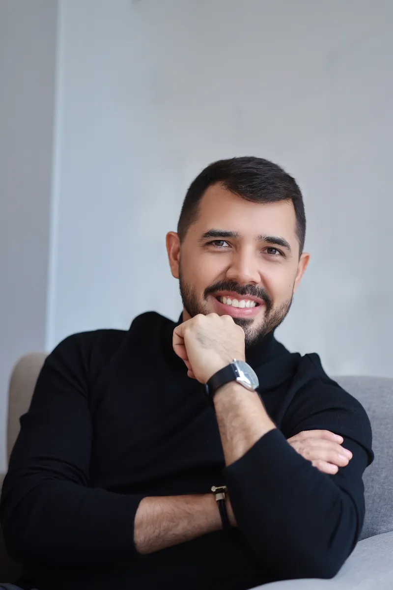 Dr. José Thiago em seu consultório